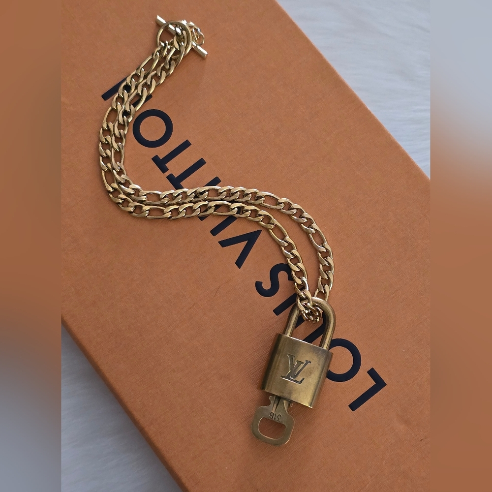 🟡Authentic Louis Vuitton Gold Padlock & Key Necklace Set #318 🟡 - Picture 8 of 14